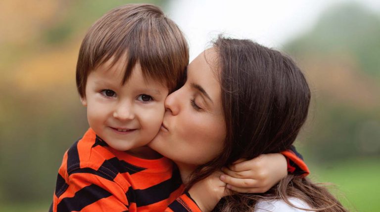 Darle besos en la boca a los niños: ¿está bien o mal?