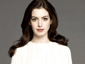 Anne Hathaway: orgullosa de sus kilos de más tras el parto