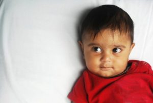 #NoticiasQueNosImpactan Insólita tradición en India: lanzan a bebés a 9 metros de altura