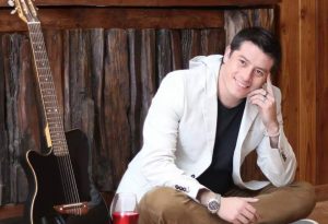 ¡Leandro Martínez celebra el primer año de sus trillizas!