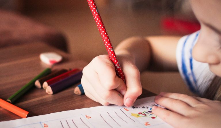Conoce por qué es importante que los niños escriban a mano