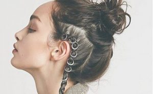 ¿Piercings en el pelo? Conoce esta extraña tendencia