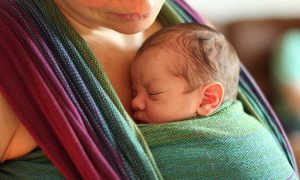 ¡Con tu guagua a todas partes! Conoce los beneficios del porteo