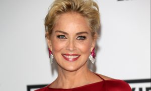 Sharon Stone impacta con atrevido topless a sus 61 años y hace guiño a "Bajos Instintos"
