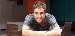 Actor Álvaro Gómez se lució posando con un vestido rojo