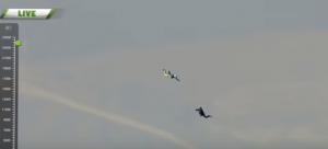 ¡Qué valiente! Hombre se lanza de un avión sin paracaídas y hace historia