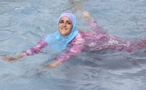 En Francia detienen a tres mujeres por usar un burkini, el polémico traje de baño islámico