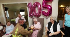 Abuela celebra sus 105 años con sexy baile de unos bomberos