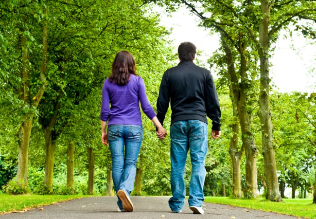 pareja caminando