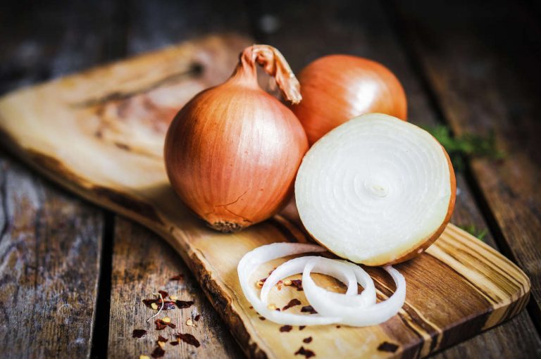 Trucos de belleza que puedes lograr con el jugo de cebolla