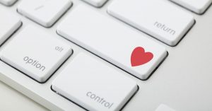 ¡La tristeza lo hizo caer al hospital! Hombre viajó a China para conocer a su amor virtual y ella nunca llegó