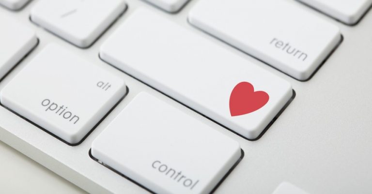 ¡La tristeza lo hizo caer al hospital! Hombre viajó a China para conocer a su amor virtual y ella nunca llegó