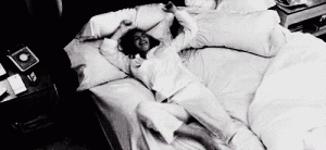 ¿De qué lado duermes? Ojo, que este puede ser un gran dato de belleza