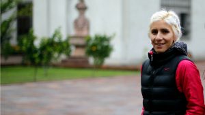 ¿Por qué todos critican a Erika Olivera con su traje de abanderada?