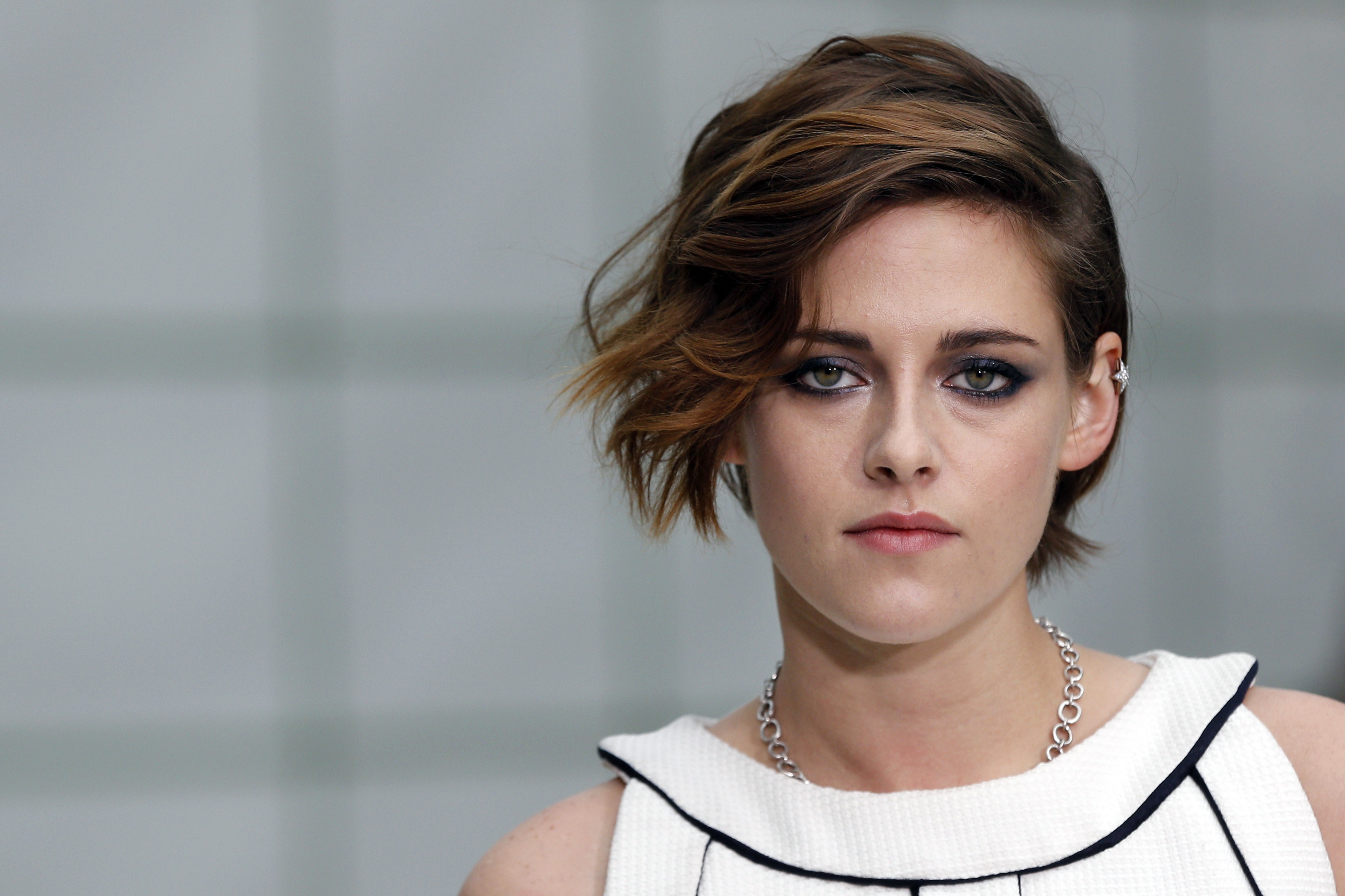 US actress Kristen Stewart poses prior to attend Chanel 2015 Haute Couture Spring-Summer collection fashion show on January 27, 2015 at the Grand Palais in Paris. AFP PHOTO / FRANCOIS GUILLOT (Photo credit should read FRANCOIS GUILLOT/AFP/Getty Images)