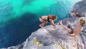 Impresionante caída de una joven al mar se vuelve viral