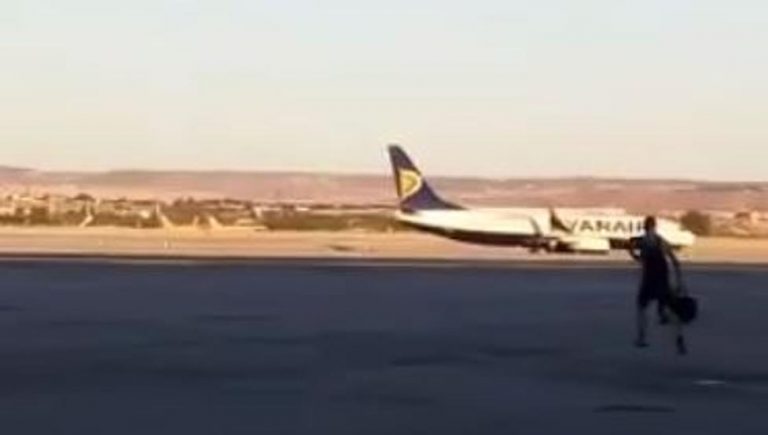 Joven corre detrás de un avión para no perder su vuelo