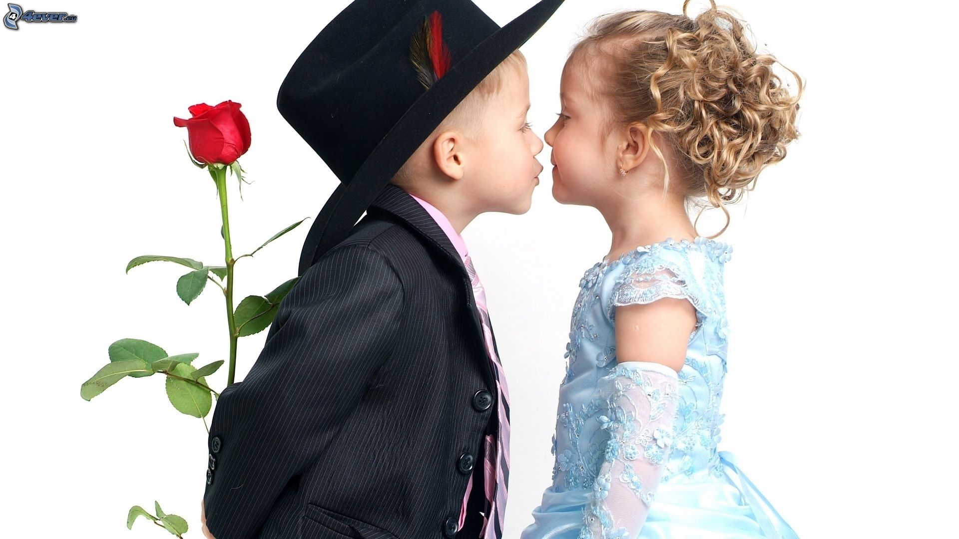 La inocencia de estos niños al dar su primer beso te emocionará