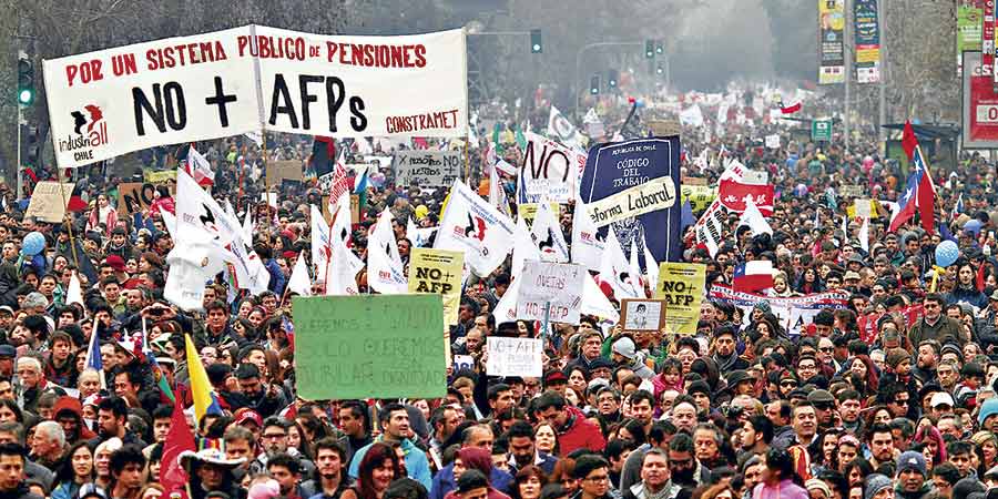 Más de un millón de personas participan en marchas contra las AFP en todo Chile