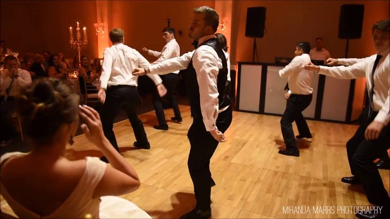 Novio sorprende a su esposa en el día de su boda con increíble coreografía
