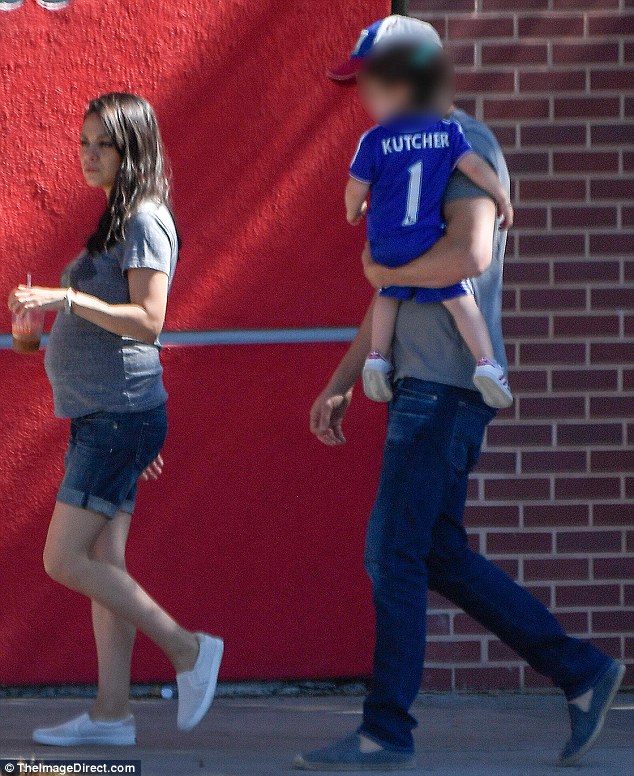 mila kunis embarazada 2