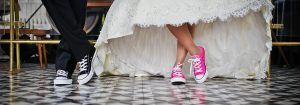Conoce la última moda: casarse con zapatillas