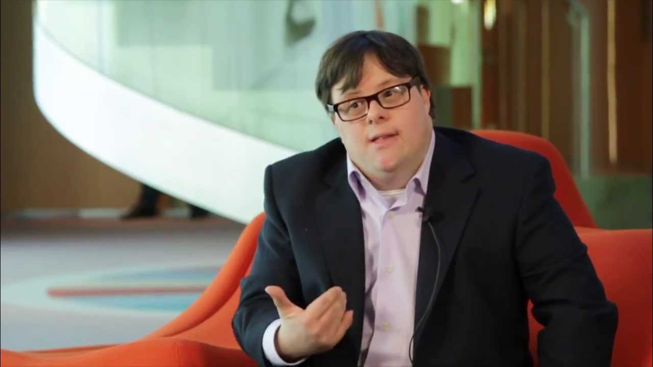 Se encuentra en Chile el primer joven con síndrome de down que se título de la universidad en Europa