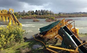 Colapsó puente ferroviario y tren cayó al río en la Región de la Araucanía