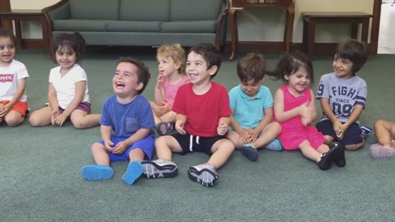 Imposible no reírse con la risa contagiosa de este pequeño