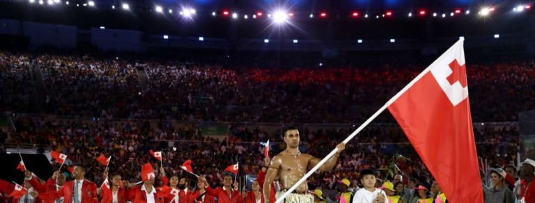 El guapo abanderado de Tonga que se robó todos los comentarios de redes sociales