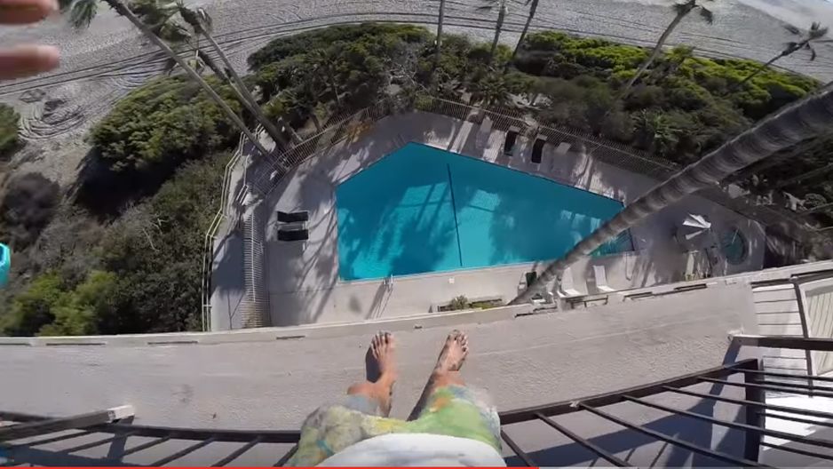 Este joven se tiró un piquero desde el octavo piso