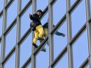 Este hombre se cree el hombre araña y escala edificio sin protección