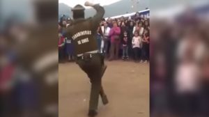 ¡Se pasó! Carabinero sorprendió bailando cueca