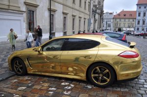 ¡Insólito! Hombre encuentra su auto lleno de pegamento