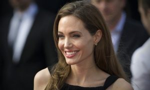 El tierno gesto de Angelina Jolie con unos niños que estaban vendiendo en la calle