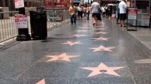 Famoso cantante tiene su propia estrella en el paseo de la fama