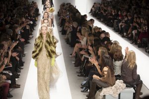 Famosa modelo sufre la peor caída en la semana de la moda de Nueva York