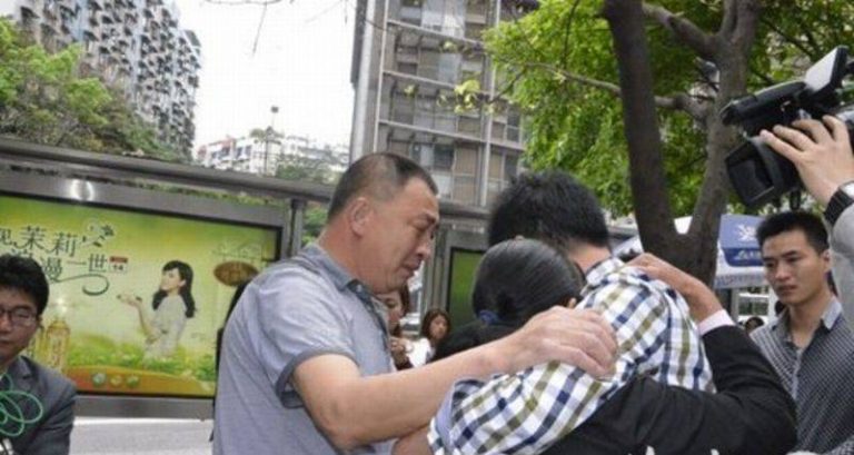 ¡Qué emotivo! Joven se reencuentra con su familia tras años sin verse