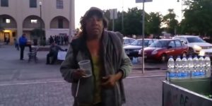 Vagabundo sorprende cantando como Juan Gabriel