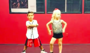 Estos dos pequeños revolucionaron las redes sociales bailando canción de la película "Grease"