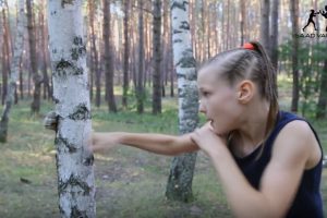 ¡Impresionante! Esta niña rompe troncos de árboles con sus puños