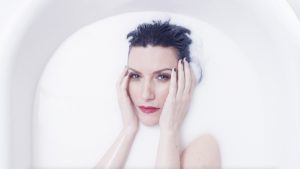 Laura Pausini sorprende con sensual video musical