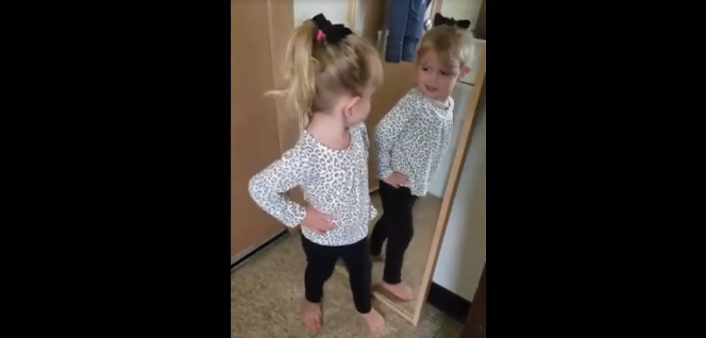 "Soy linda": niña se transforma en viral con esta tierna lección