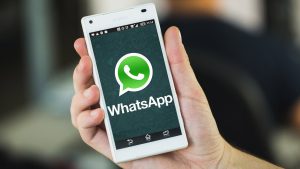 ¡El truco de WhatsApp para oír mensajes de voz sin que el resto escuche!