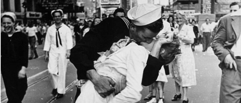 Murió la mujer del icónico beso que simbolizó el fin de la II Guerra Mundial