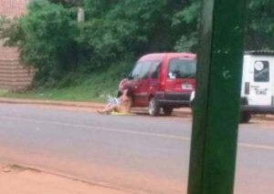 Esta mujer se desnudó en la calle para impedir que su novio la dejara