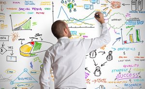 Interponen denuncia por presunta desgracia de conocido economista de televisión