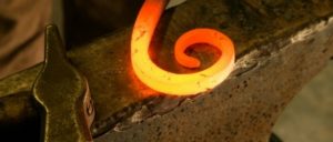 Veganos se marcan con hierro la piel para protestar a favor de animales