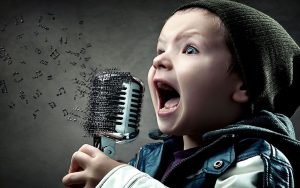 Pequeño de dos años impacta en las redes sociales con increíble voz