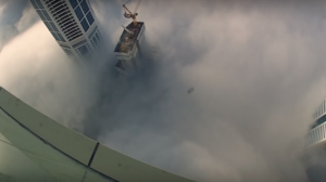 Este hombre se lanzó de un edificio sin ver nada